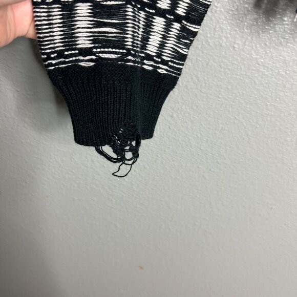 NWT Wildfox Reese Ritzy Fringe Hem Sweater in Black and White V-Neck Size Large - Picture 8 of 11